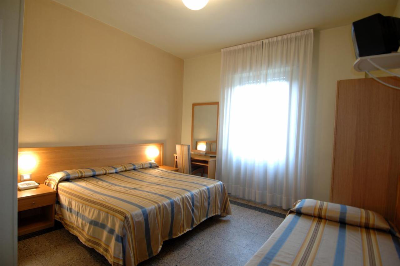 Hotel Moderno Pisa Szoba fotó