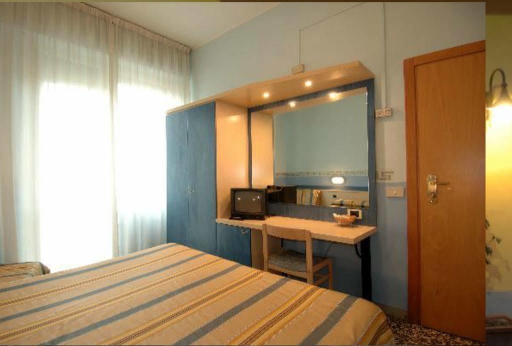 Hotel Moderno Pisa Kültér fotó