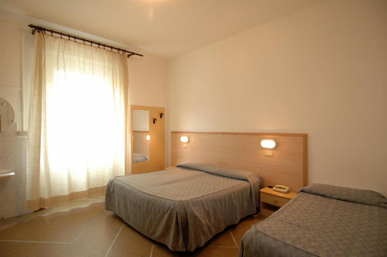 Hotel Moderno Pisa Szoba fotó