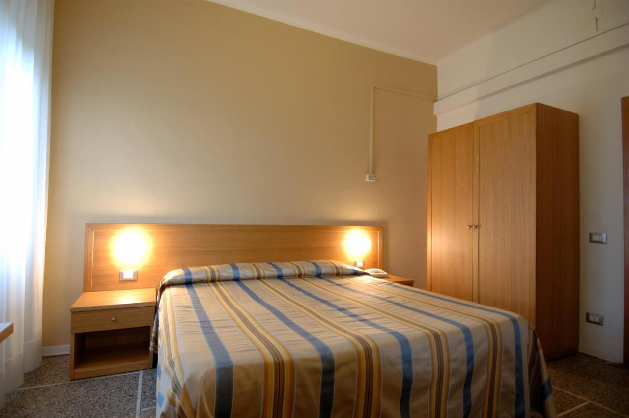 Hotel Moderno Pisa Szoba fotó