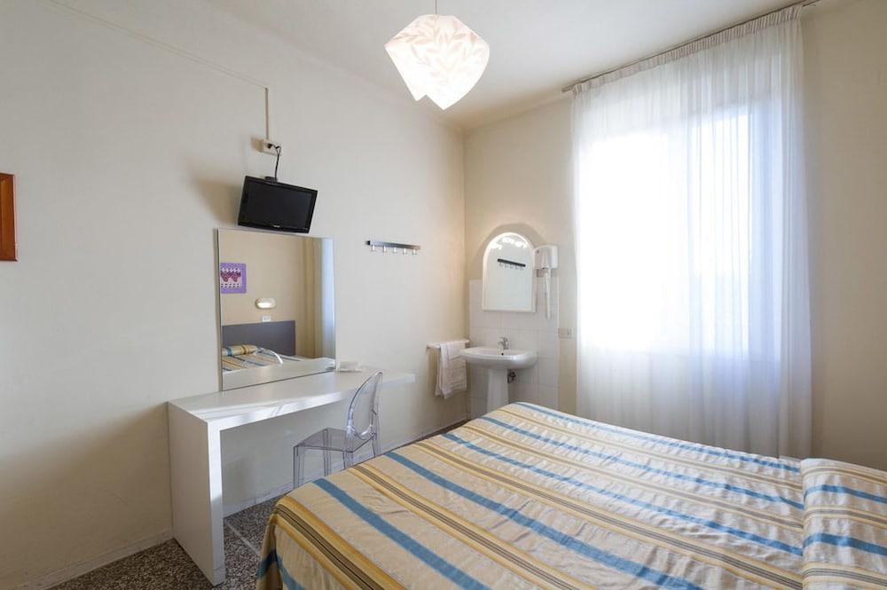 Hotel Moderno Pisa Kültér fotó