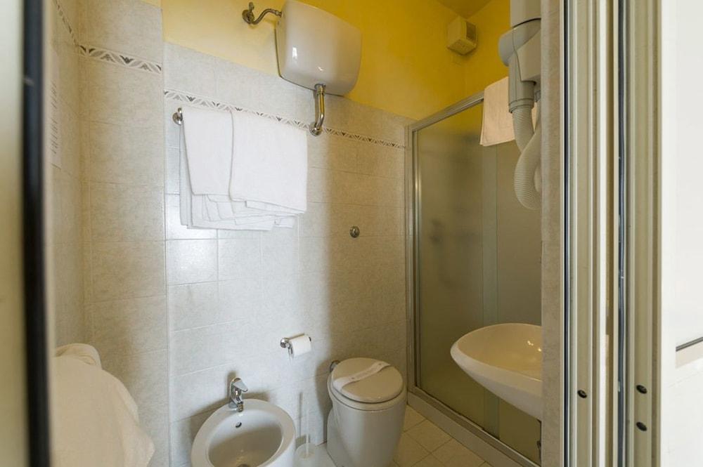 Hotel Moderno Pisa Kültér fotó
